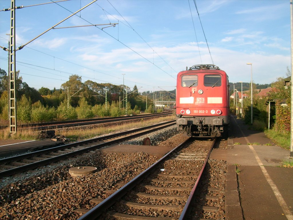 Nochmal 151 002 als Schublok fr den MRCE Containerzug. Die beiden Loks kann man im Hintergrund unter der Brcke sehen. Aufnahmeort war Pressig-Rothenkirchen am 03.01.2011.