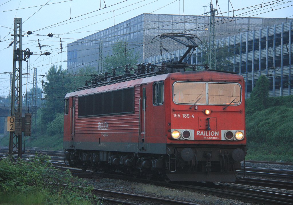 Nochmal die 155 189-4 von Railion rangiert in Aachen-West in der Abendstimmung am 22.5.2012.