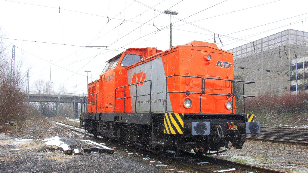 Nochmal die 203 501-2 der RTS steht in Aachen-West auf dem abstellgleis bei leichten Schneefall am Rosenmontag 11.2.2013.