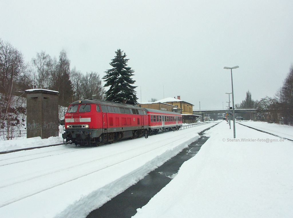 Nochmal 218 324 mit dem Einwagen-Überführungszug am 4.02.2010 in Oberkotzau.