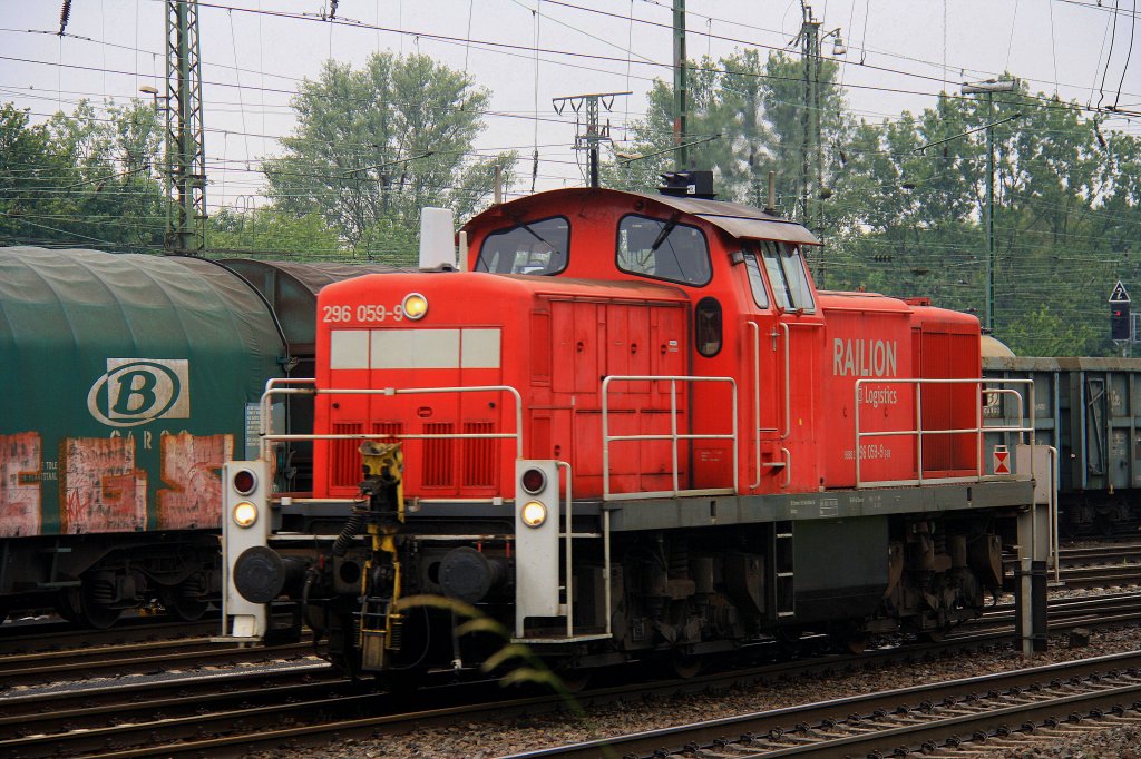 Nochmal die 296 059-9 von Railion rangiert in Kln-Gremberg bei Nieselregen am 3.6.2012.