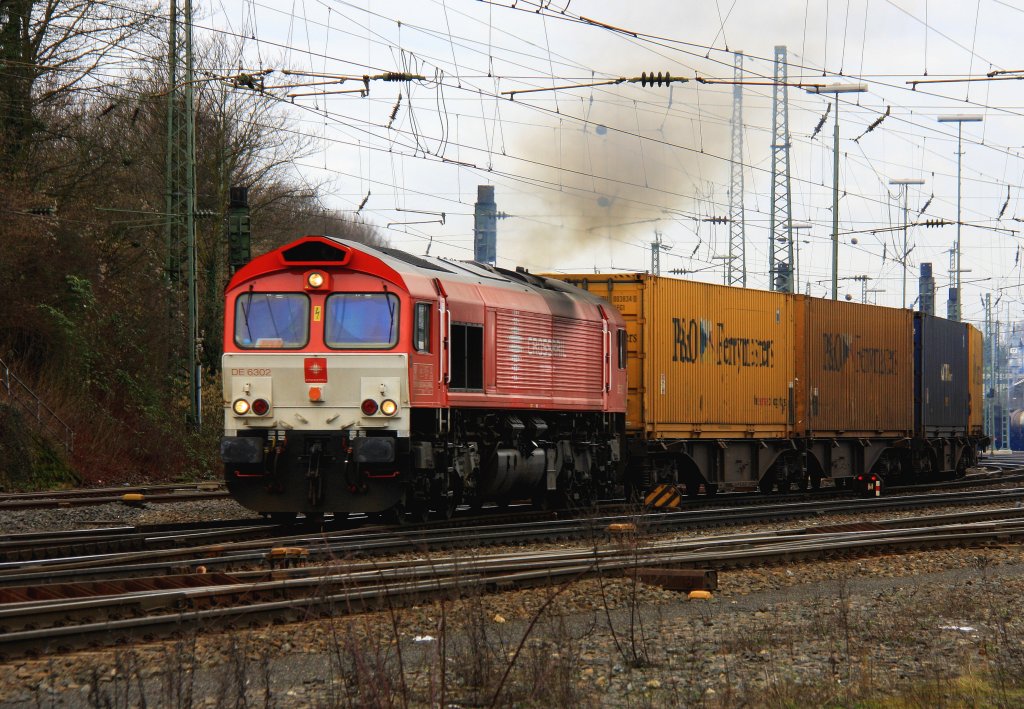 Nochmal die Class 66 DE6302  Federica  von Crossrail fhrt mit viel viel Qualm mit einem P&O Ferrymasters Containerzug aus Gallarate(I) nach Zeebrugge(B) bei der Ausfahrt von Aachen-West und fhrt in Richtung Montzen/Vise/Belgien bei Wolken am 3.2.2013. 