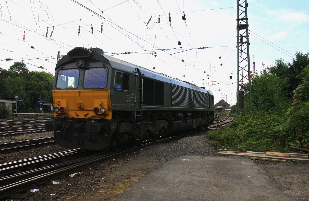 Nochmal die Class 66 DE6306 von DLC Railways  rangiert in Aachen-West bei Sonne und Wolken am 2.9.2012.