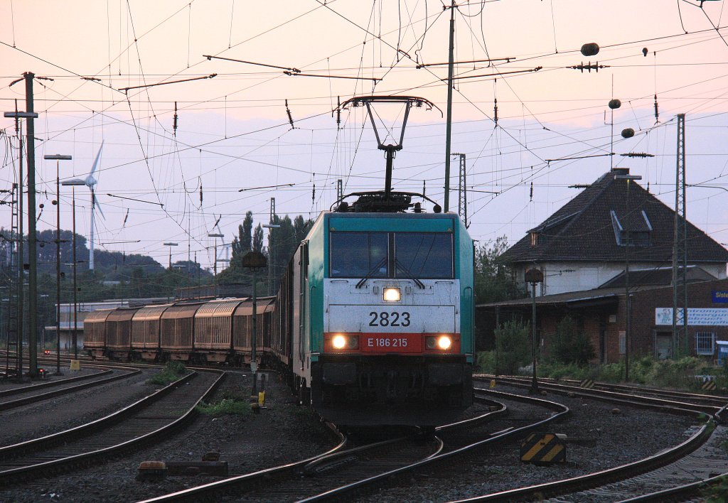 Nochmal die Cobra 2823 fhrt mit einem Papierzug aus Kln-Gremberg nach Zeebrugge(B) bei der Ausfahrt von Aachen-West und fhrt in Richtung Montzen/Belgien in der Abendstimmung am 22.8.2012.