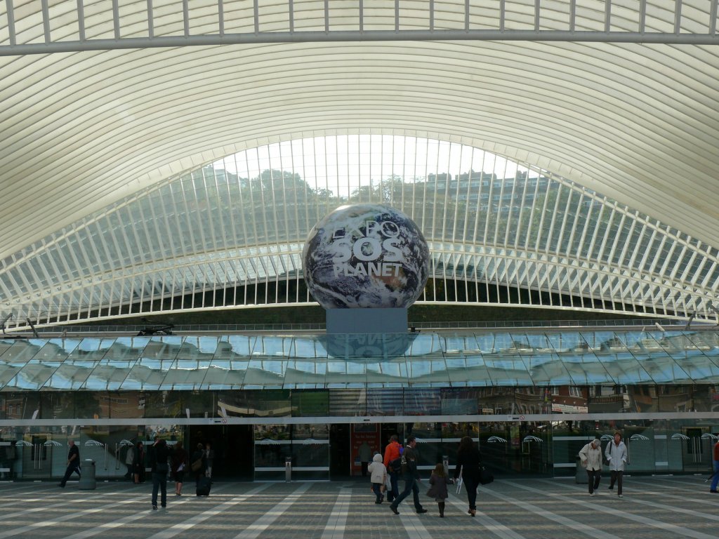 Nochmal ein Blick auf den neuen Bahnhof Lige-Guillemins. ber dem Eingangsportal thront unbersehbar die Weltkugel mit der Aufschrift  Expo SOS Planet , die auf die im Inneren organisierte Expo zum Thema Umweltschutz hinweist. Aufgenommen am 18/09/2010.