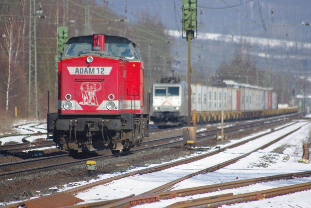 Nochmal ein Nachschuss auf Adam 12  Rex . Im Hintergrund rollt schon der sonntgliche TXL-Zug heran. Aufgenommen am 07.03.2010 in Eschwege West.