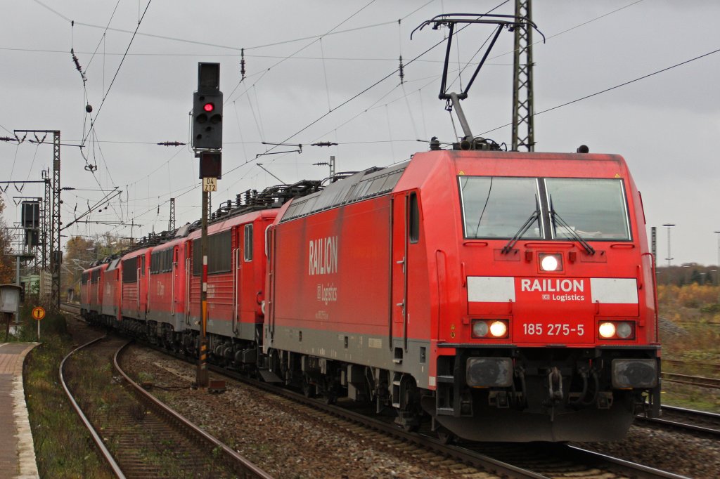 Nochmal etwas nher.185 275 zieht am 12.11.10 einen Lokzug bestehend aus 155 127+140 572+155 070+152 028+140 013+140 002 durch Duisburg-Bissingheim