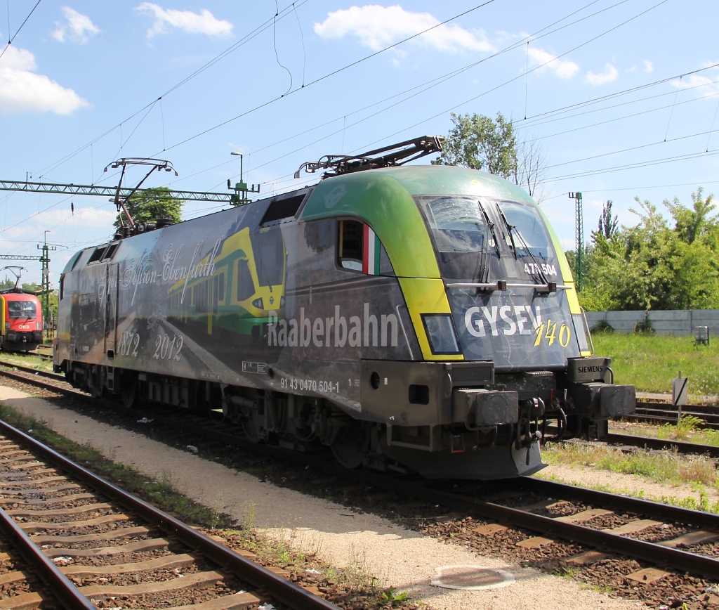 Nochmal in ganzer Pracht: 470 504, die fr 140 Jahre Raaberbahn wirbt. Aufgenommen am 15.05.2013 in Sopron.