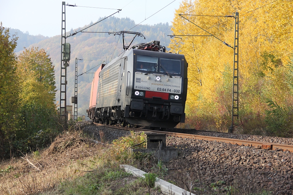 Nochmal herbstlich: 189 932 (ES 64 F4-032) fuhr am 28.10.2011 mit einem Containerzug in Richtung Norden. Aufgenommen bei Kleinvach.