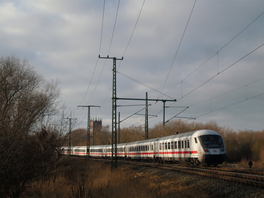 Nochmal der InterCity mit BR 101. Am Horizont sieht man den ehem. Wasserturm von Rostock mit den markanten T�rmchen.
13.12.2009