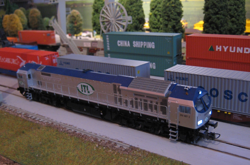 Nochmal der ITL-Tiger 250 007-2 von Mehano in unserem Container-Terminal. Diese ITL Lok war der Grundstein zum Aufbau einer kleinen ITL-Flotte. Weitere Bilder folgen also ;). (Aufnahmedatum: 09.02.2012)
