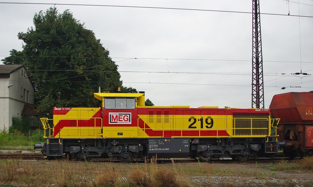 Nochmal die MaK G1206 der MEG (Lok 219) mit einem Kohlependel im Seitenprofil. Betriebsnummer dieser Lok ist 275 219-4. Aufgenommen am 14.08.2010 in Grokorbetha.