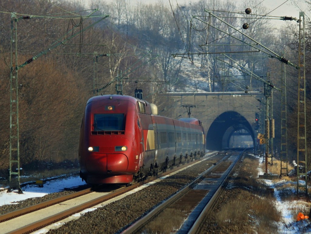 Nochmal mit einem kleineren Bildausschnitt, Thalys am 04.02.2012 unterwegs hinter dem Nirmer Tunnel auf der KBS 480 bei Eilendorf Richtung Aachen.