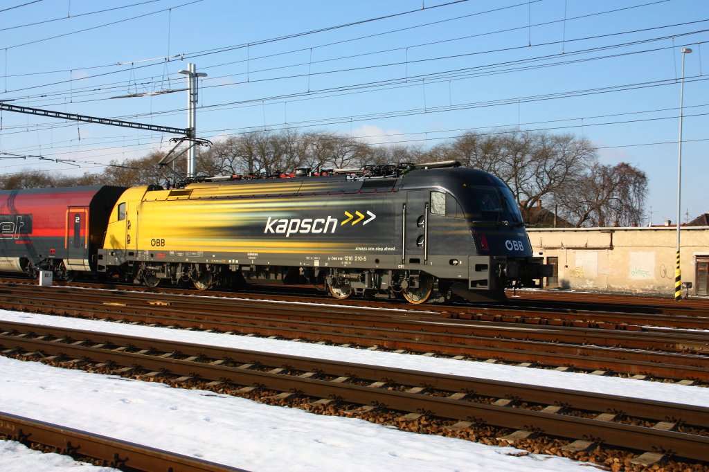 Nochmal nher: die Lok fr sich schaut ja net schiach aus, aber mit dem Design der Wagen beisst sich das ganz bs - 1216 205 in Breclav - 21/02/2013