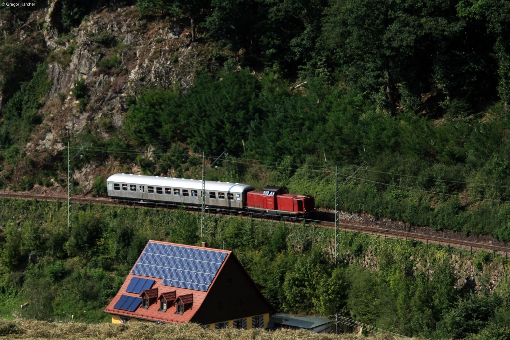 Nochmal eine nhere Ansicht des Sonderzuges bestehend aus V 100 2335 und dem silbernen Bn. Aufgenommen am 11.08.2012 bei Falkensteig.