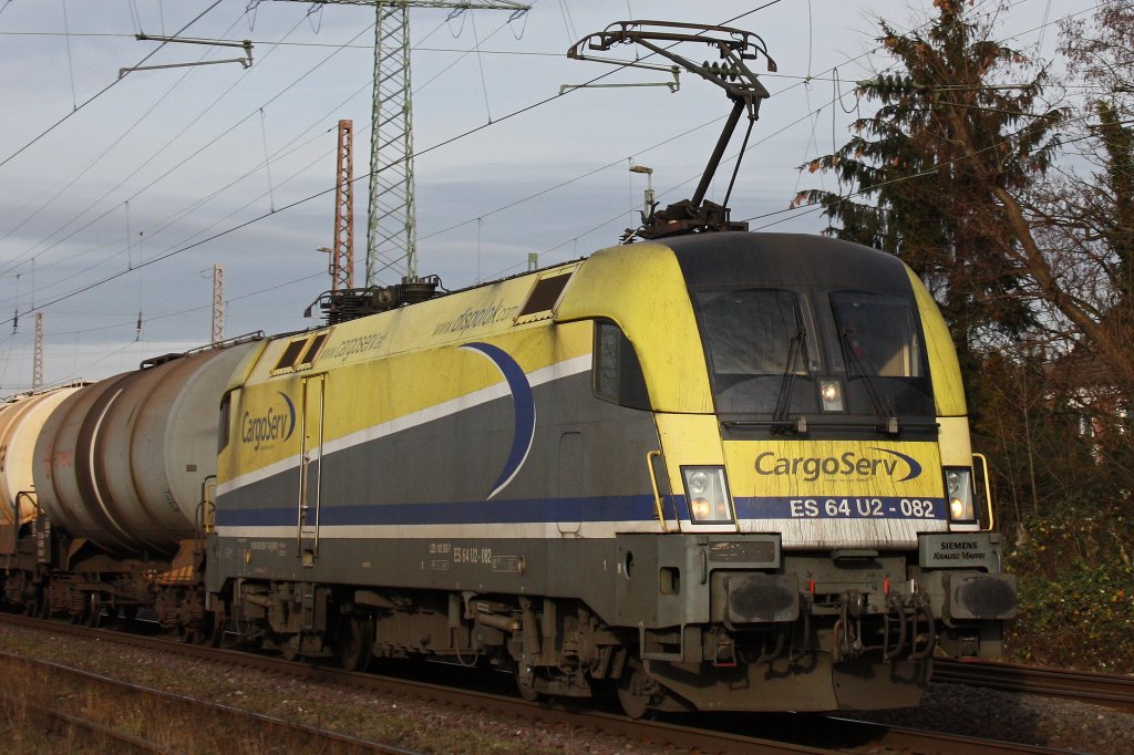 Nochmal im Portrait: CargoServ ES 64 U2-082 (i.E. fr RTS) am 11.12.11 mit einem Kesselwagenzug bei der Durchfahrt durch Ratingen-Lintorf.
