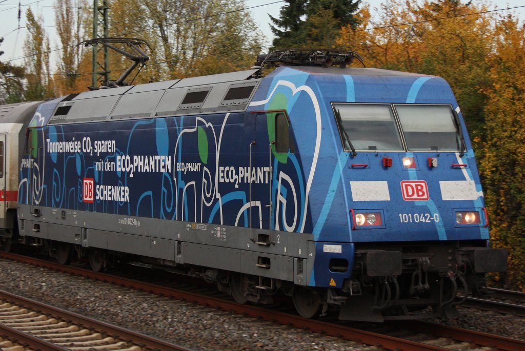 Nochmal im Portrait:Die 101 042  Ecophanten  zog am 2.11.11 den IC 2217 durch Dseldorf-Angermund.