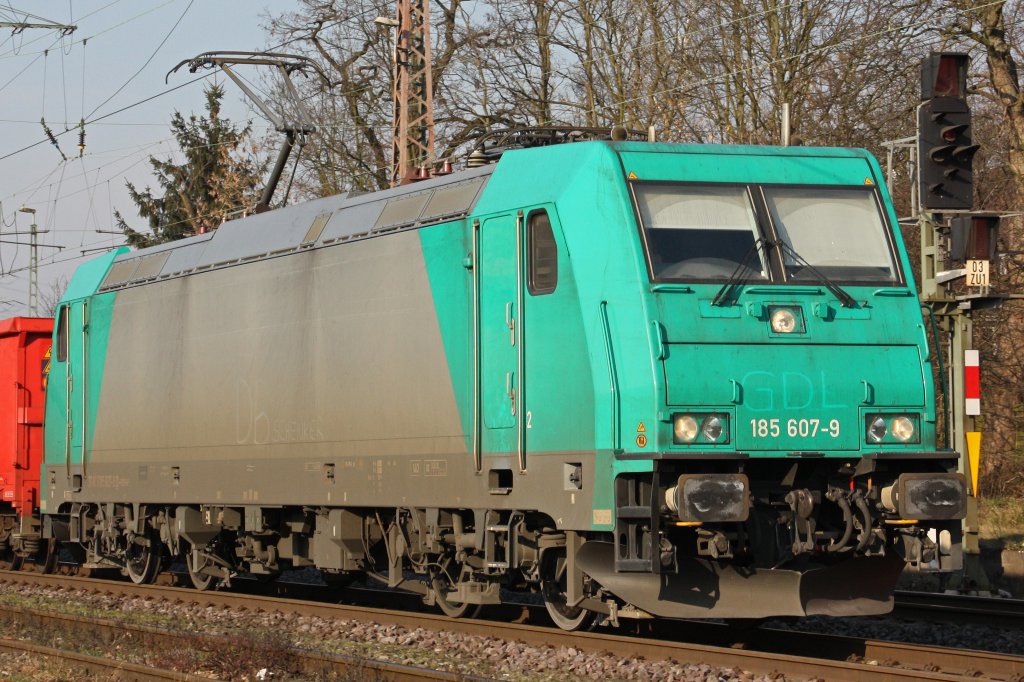 Nochmal im Portrait:Schenker Mietlok 185 607 am 22.2.11 in Ratingen-Lintorf.Im Dreck geschrieben steht GDL (was wohl daran lag das an diesem Tag gestreickt wurde)und auf der Seite DB Schenker.