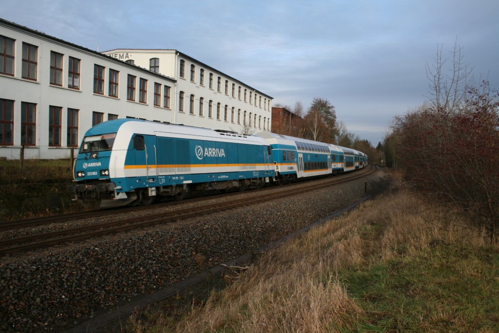 Nochmal der selbe Zug.Die Doppelstockwagen werden als Verst�rker zwischen Hof und M�nchen eingesetzt.