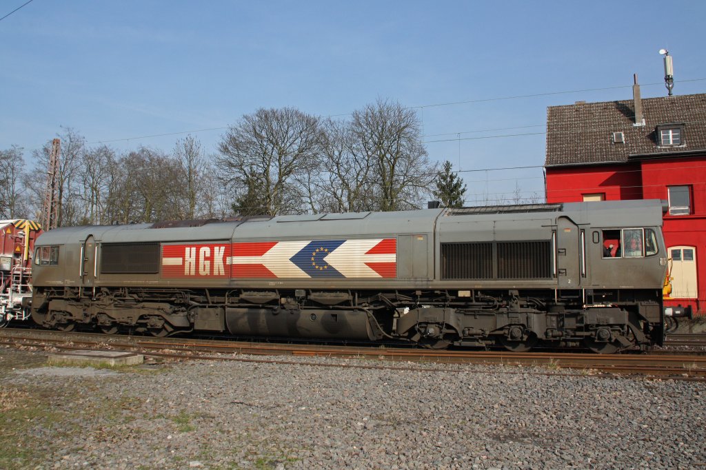 Nochmal Volle Breitseite der 266 038 (ex HGK De 673) in Ratingen-Lintorf.An diesem Tag hatte die Lok ihren letzten Einsatz fr die TXL.Aufgenommen am 4.3.11.