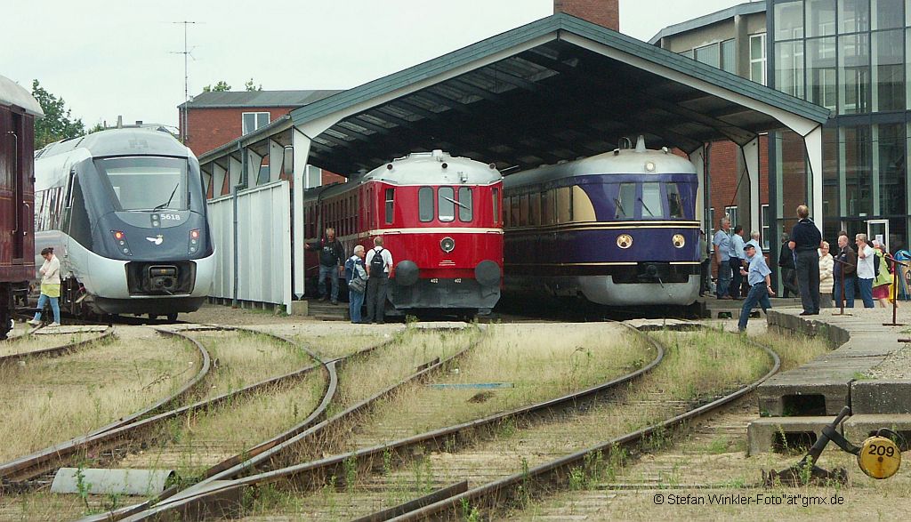 Nochmal das wohl einmalige Triebwagentreffen in Odense auf Fnen in Dk am Wochenende 21./22. August 2010. Der deutsche SVT 137 225 war extra aus Leipzig angereist um zusammen mit dem dnischen roten Blitzzug dessen Restaurierung und 75 Jahre Schnellverkehr (zeitgleich mit 75 Jahre Kleinbeltsbrcke) zu feiern...!
