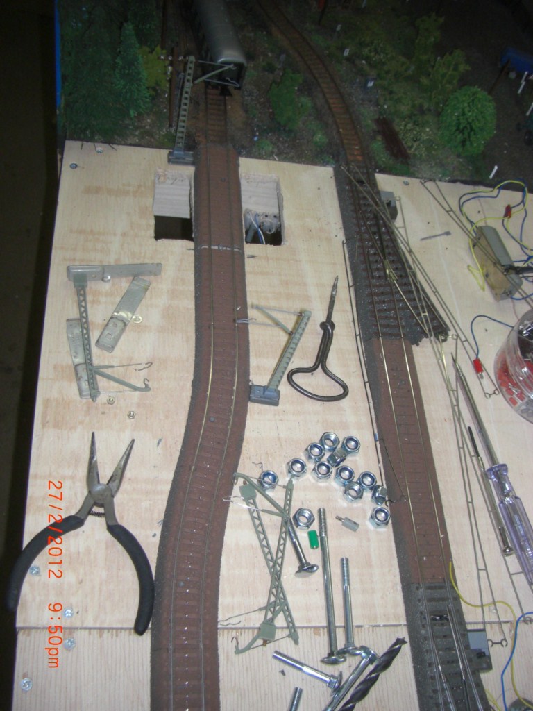 Nochmals der bergang, Gleise schon mittels Airbrush gealtert, vorne Ausschnitte fr Signale und Einbau der Oberleitung. Diese geht nur zum Teil bis in den Bahnhof, da ich sie im gerade Befindlichen Bau darstellen werden