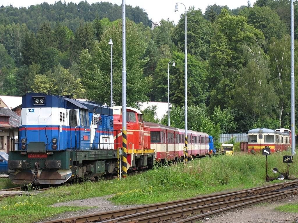 Nrdlich vom Bahnhof Tanvald sieht es aus wie einen Lok- und Triebwagenparade. Hier ist 743 010-1 mit viele andere Loks und Triebwagens zu sehen auf der Verschiebenegelnde in Tanvald am 12-7-2009.