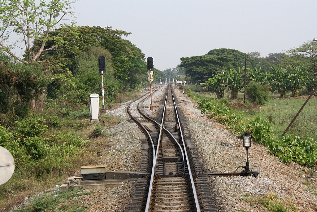 N�rdliche Einfahrbereich des Bf. Hua Wai, Blickrichtung Bangkok, am 13.M�rz 2012. 

