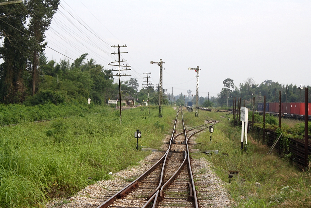 N�rdliche Einfahrtsbereich der Ban Thung Pho Junction, vom Gleis nach Khiri Ratthanikhom aus gesehen. Links im Bild hinter der �ppigen Natur erkennt man noch das Gleis der Southern Line. - Bild vom 07.J�nner 2013. 

