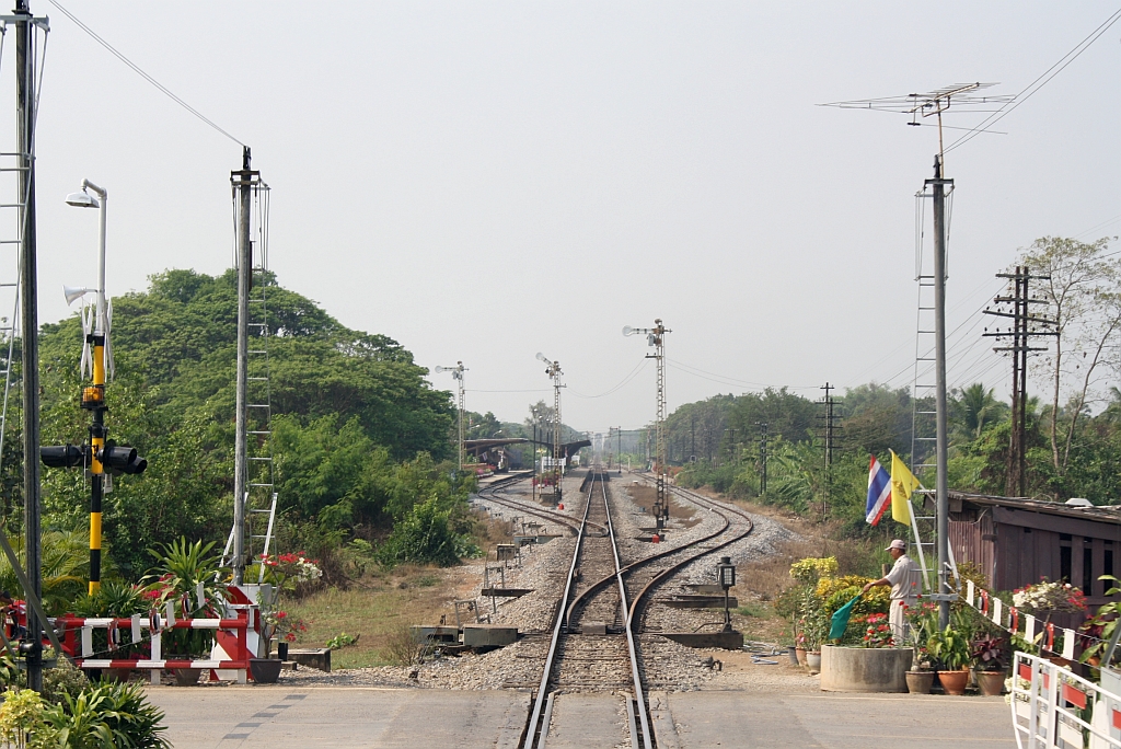Nrdliche Einfahrtsbereich des Bf. Ban Dara Junction, Blickrichtung Bangkok, am 15.Mrz 2012. 

