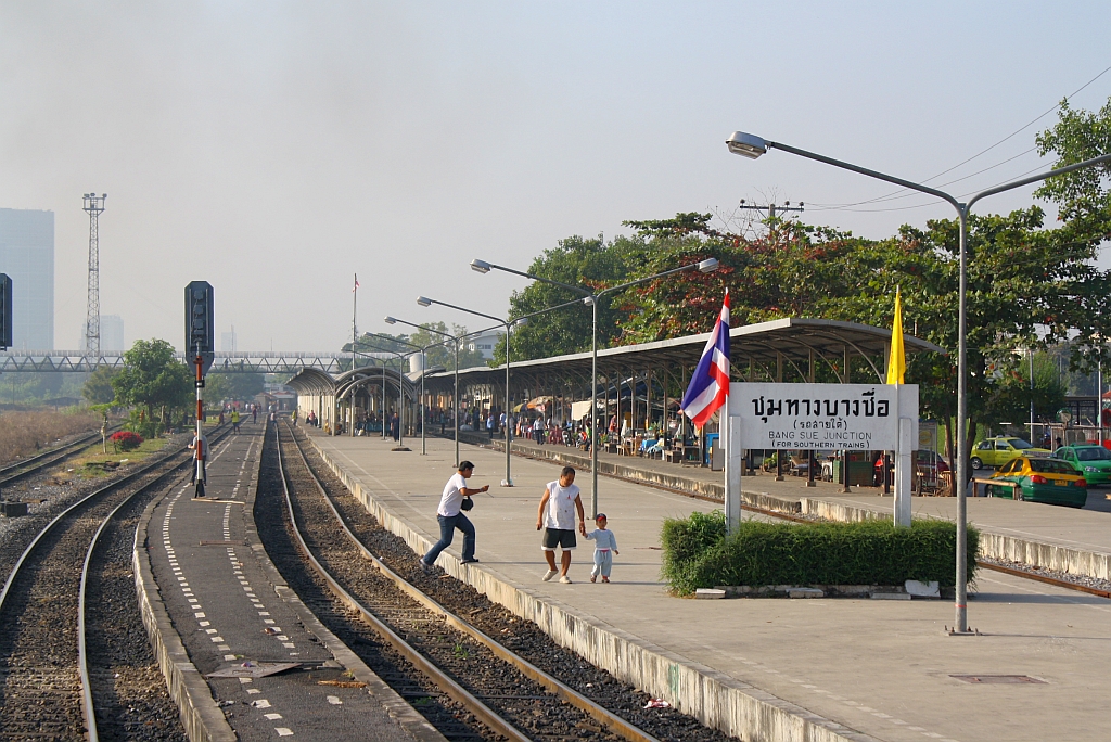 N�rdliche Teil des Bf. Bang Sue Junction am 05.Dezember 2010. Hier halten nur die Z�ge in und von Richtung S�den.
