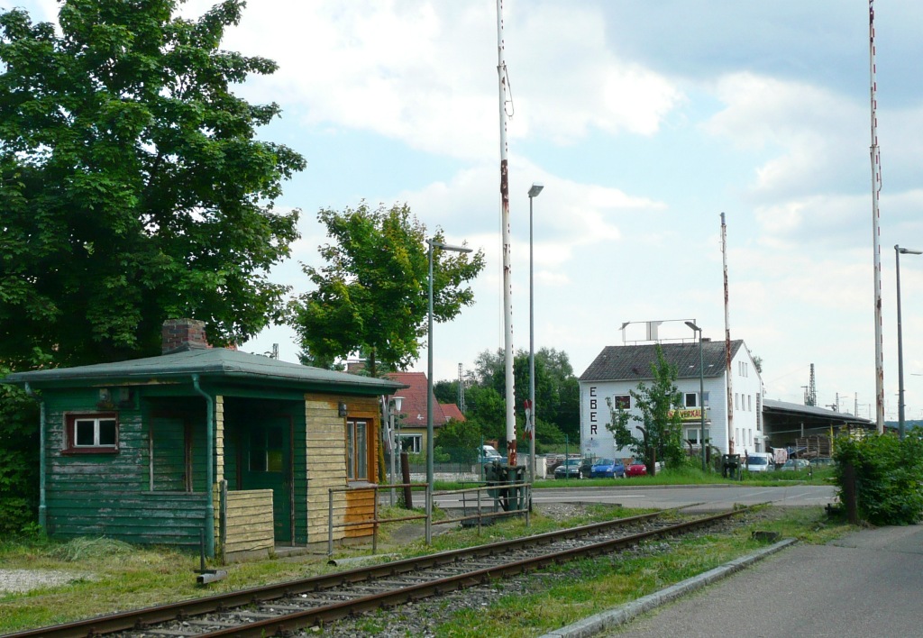 Nrdlingen am 6.6.10: Blick nach Sdosten auf das Bahnwrterhuschen und den Bahnbergang der Nrnberger Strae bei Strecken-km 0,8. 