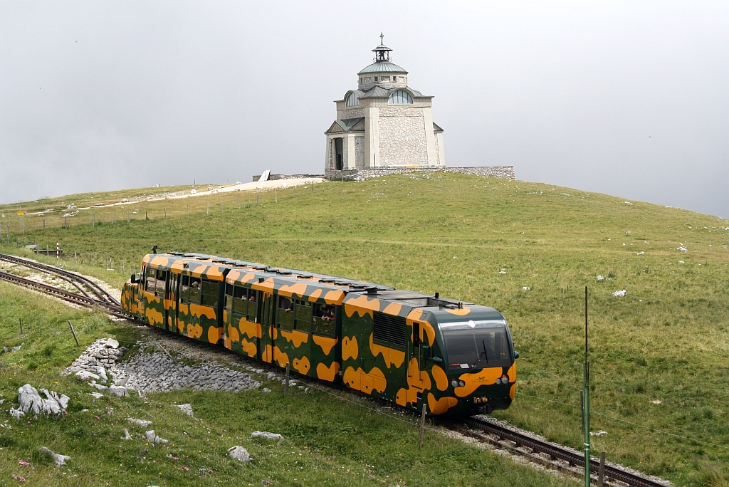 NSBB 11 am 04.08.2012 bergan fahrend bei der Elisabethkirche kurz vor der Bergstation Hochschneeberg.