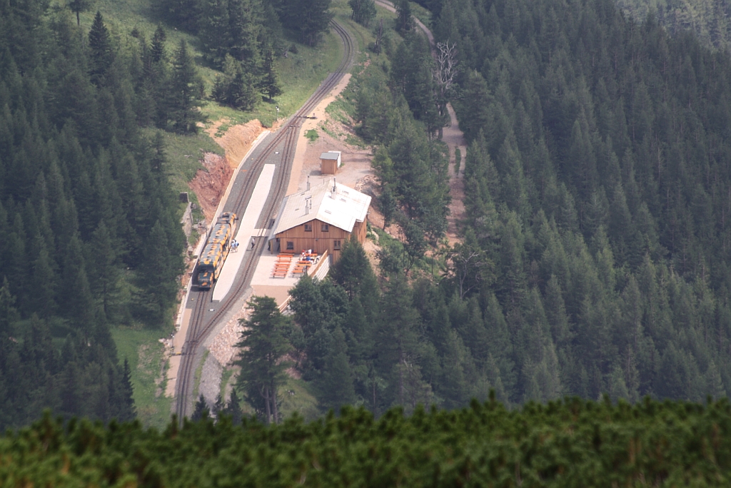 NSBB 11 am 04.08.2012 in der Hst. Baumgartner, aufgenommen von der Elisabethkirche bei der Bergstation Hochschneeberg.

