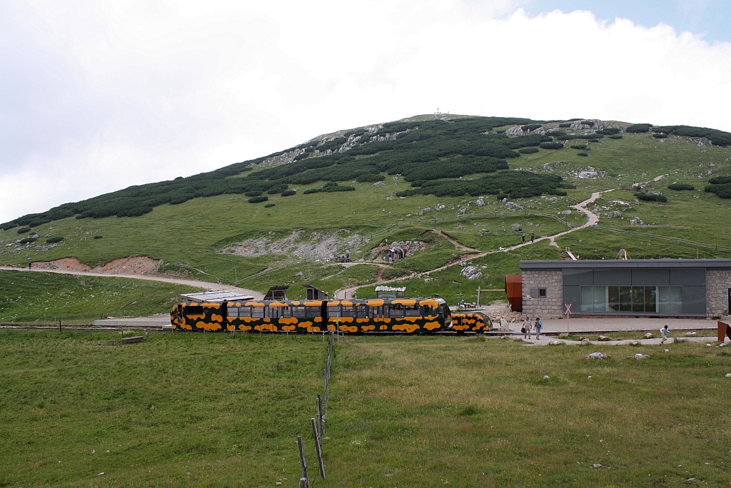 NSBB 11 am 04.08.2012 talwrts fahrend bei der alten Bergstation Hochschneeberg.