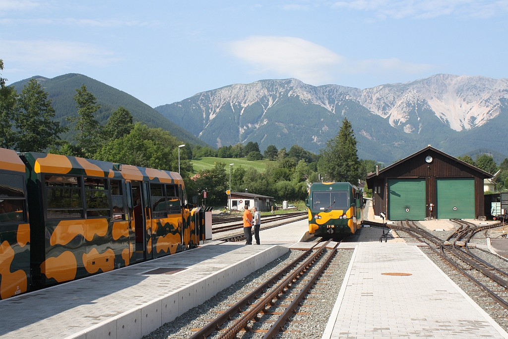 NSBB 11 (Bildmitte) am 04.08.2012 im Bf. Puchberg, links sie Wagen der NSBB 12.
