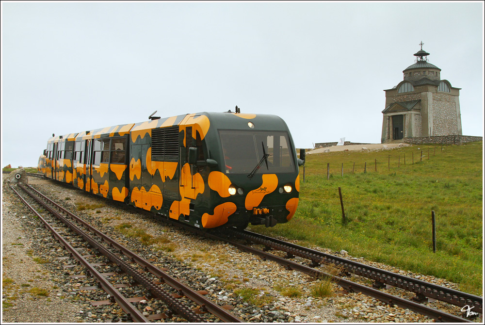 NSBB Salamander Triebwagen  Leo  13+23+33+Baby3 fhrt von Bahnhof Hochschneeberg nach Puchberg am Schneeberg.Im Hintergrund sieht man die Elisabethkirche, sie wurde im Auftrag von Kaiser Franz Joseph im Jahr 1901 im Andenken an Kaiserin Sissi erbaut.
24.7.2011