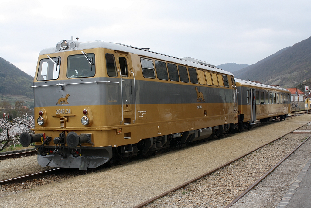 NVOG 2043.24 auf der Wachau-Bahn mit dem R16951 im Bf. Spitz a.d. Donau am 31.Mrz 2012.

