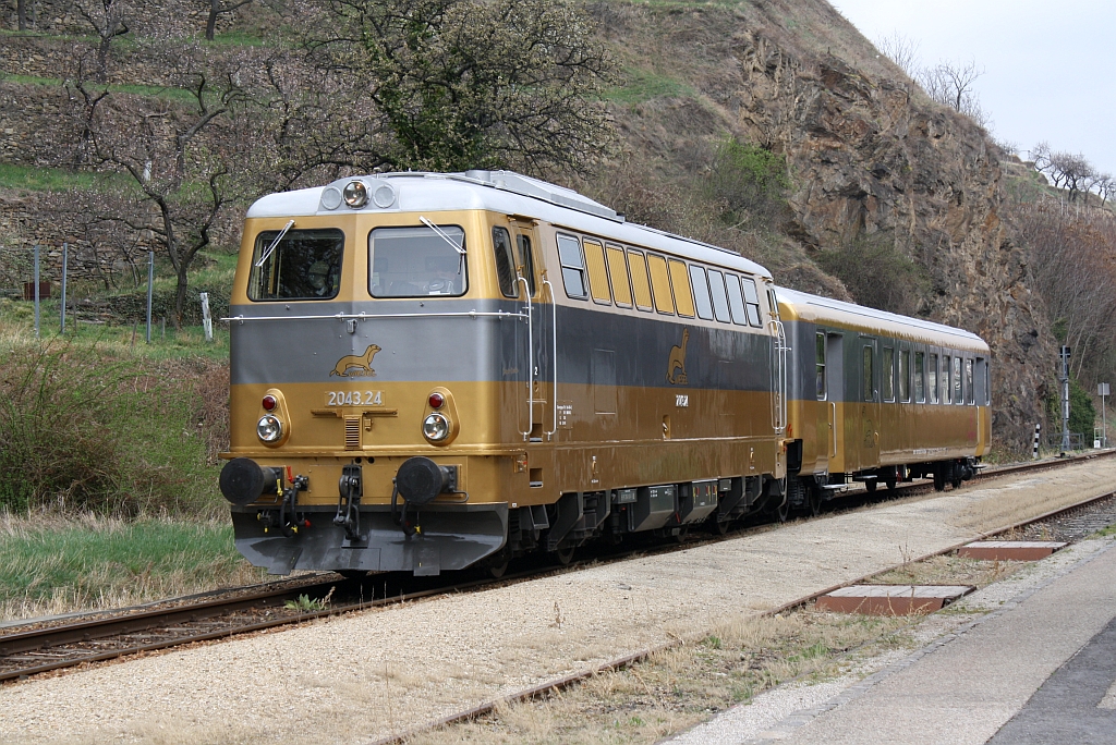 NVOG 2043.24 auf der Wachau-Bahn mit dem R16952 im Bf. Stein-Mautern am 31.Mrz 2012. 

