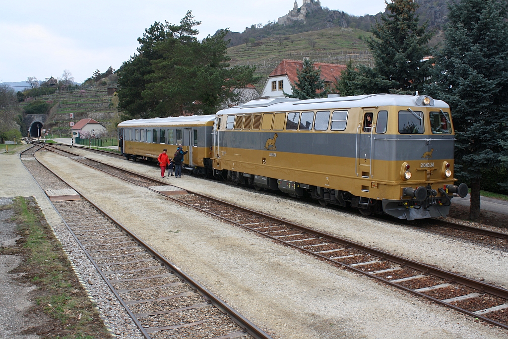 NVOG 2043.24 auf der Wachau-Bahn mit dem R16953 im Bf. Drnstein-Oberloiben am 31.Mrz 2012. 

