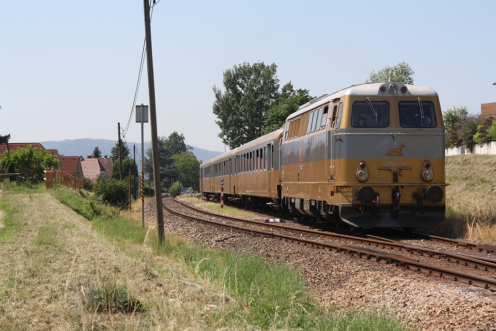 NVOG 2043.24 fhrt am 27.Juli 2013 mit dem R 16951 nach Krems a.d. Donau aus dem Bf. Emmersdorf a.d. Donau.