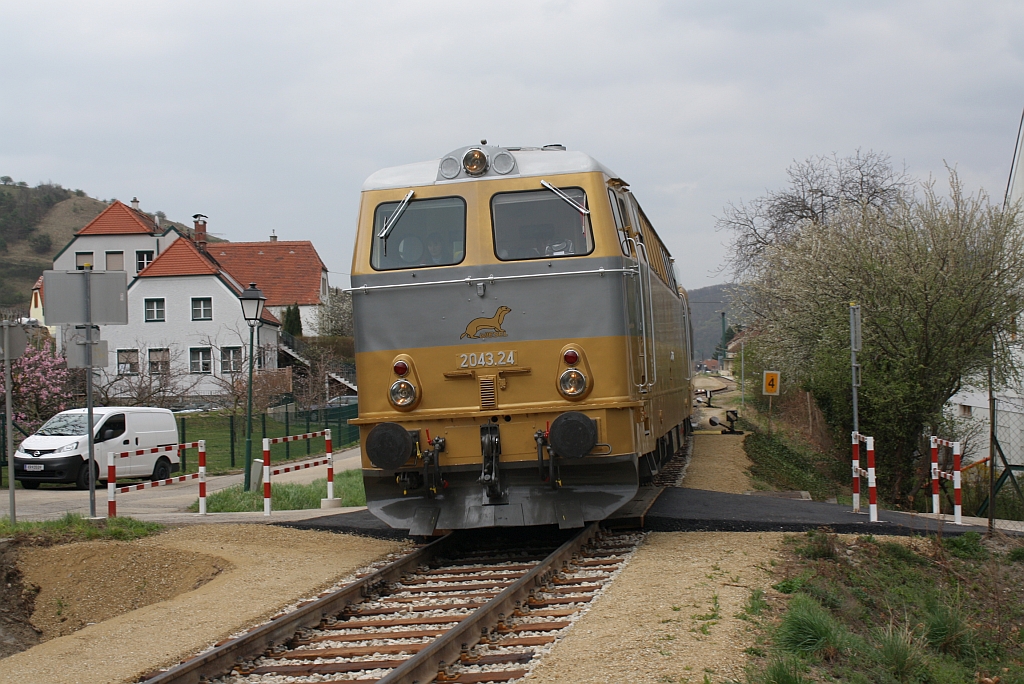 NVOG 2043.24 fhrt am 31.Mrz 2012 auf der Wachau-Bahn mit dem R16954 aus dem Bf. Drnstein-Oberloiben aus.