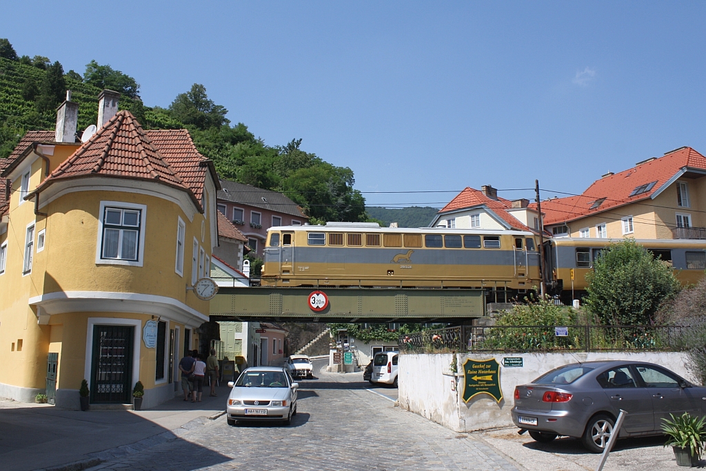 NVOG 2043.24 mit dem R 16952 von Krems a.d. Donau nach Emmersdorf a.d. Donau am 27.Juli 2013 auf der Brcke ber die Hauptstrasse in Spitz an der Donau.

