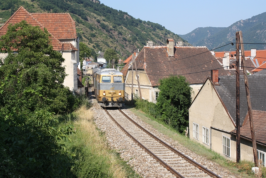 NVOG 2043.24 mit dem R 16954 von Krems a.d. Donau nach Emmersdorf a.d. Donau am 27.Juli 2013 nach der Brcke ber die Hauptstrasse in Spitz an der Donau. 

