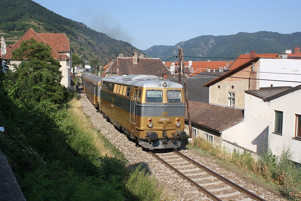 NVOG 2043.24 mit dem R 16954 von Krems a.d. Donau nach Emmersdorf a.d. Donau am 27.Juli 2013 nach der Brcke ber die Hauptstrasse in Spitz an der Donau. 

