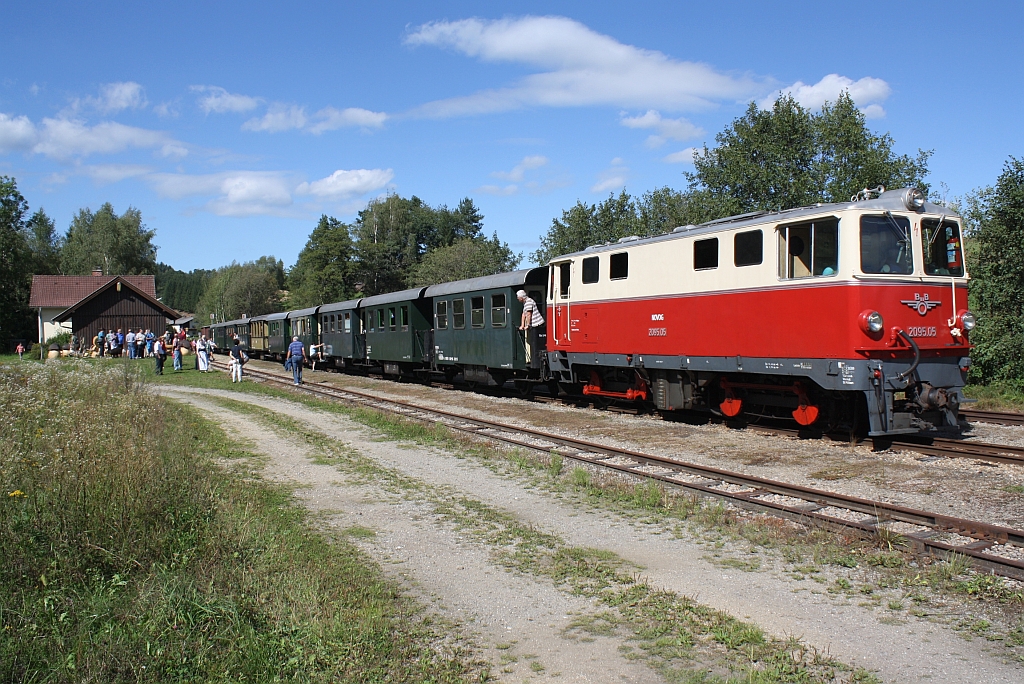 N�VOG 2095.05 am 08.Sept.2012 mit dem R16903 im Bf. Steinbach - Bad Grosspertholz.