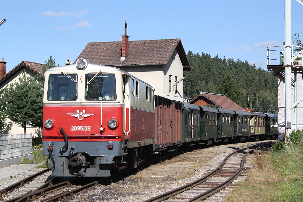 NVOG 2095.05 am 08.Sept.2012 mit dem R16904 im Bf. Gross Gerungs.