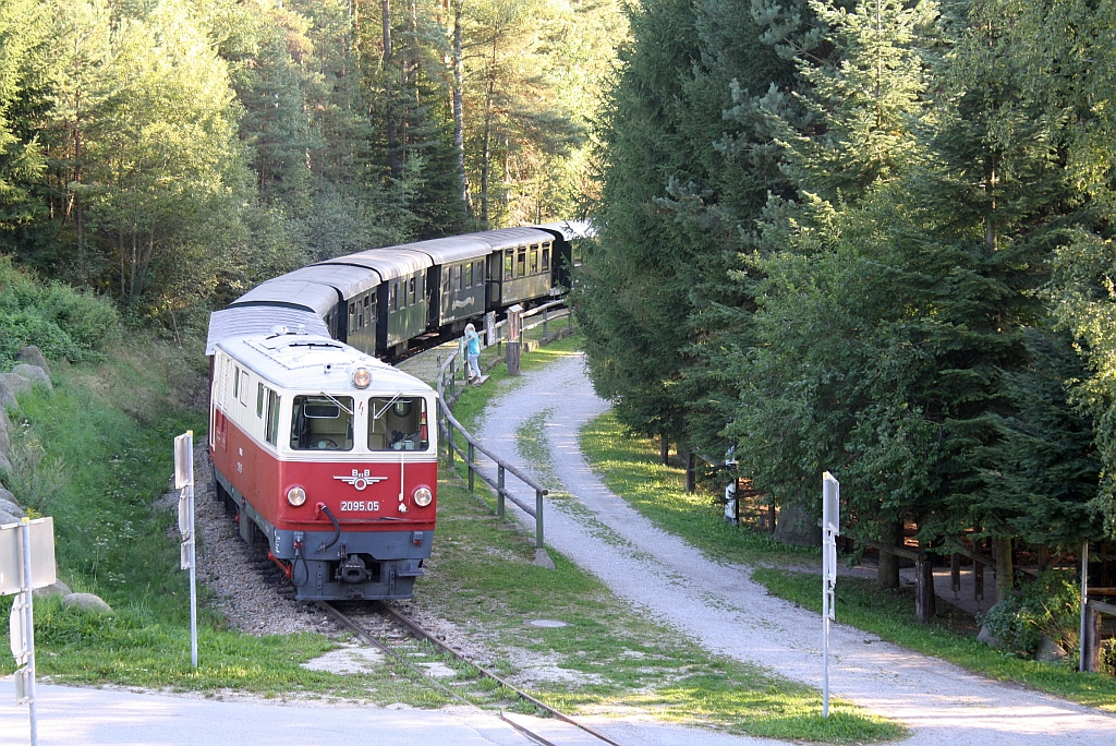 NVOG 2095.05 am 08.Sept.2012 mit dem R16904 in der Hst. Abschlag Fassldorf.