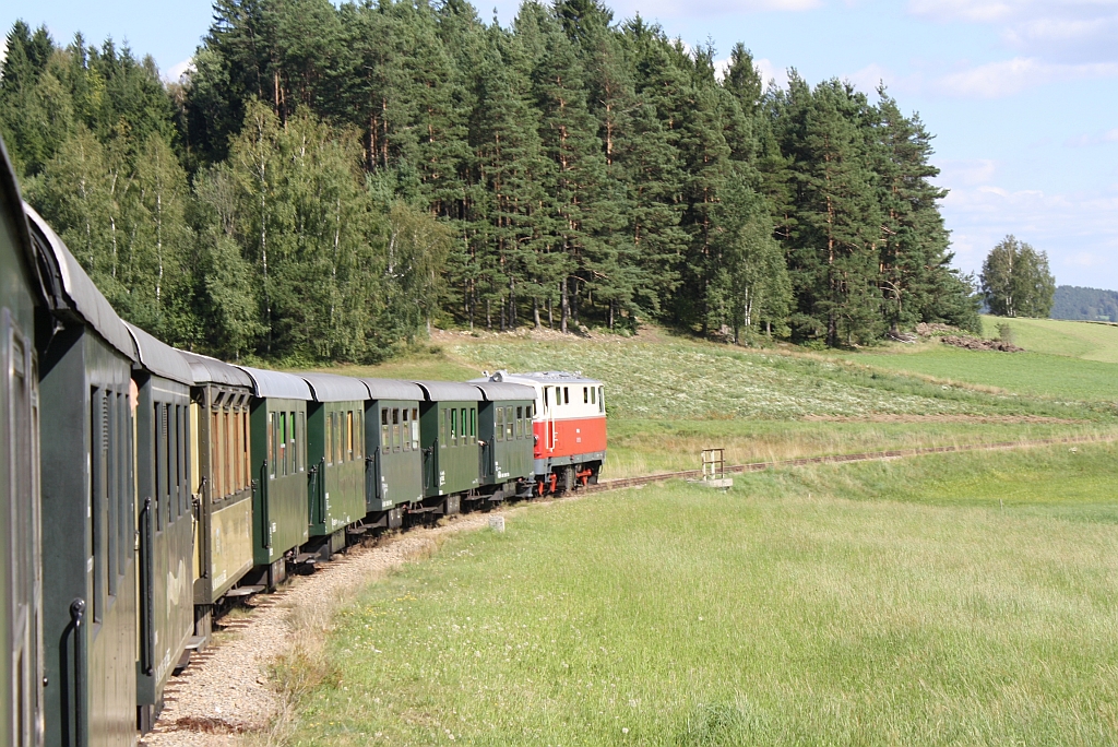 NVOG 2095.05 zieht am 08.09.2012 den R16903 zwischen Langschlag und Gro Gerungs durch die typische waldviertler Landschaft.
