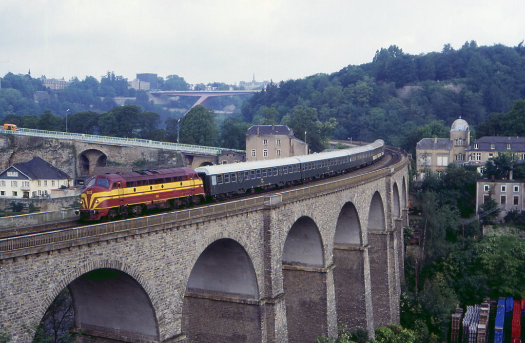 Nohab 1602 auf dem Stadtviadukt Luxembourg mit Zug 1720 der Nordstrecke, 17.06.1987.